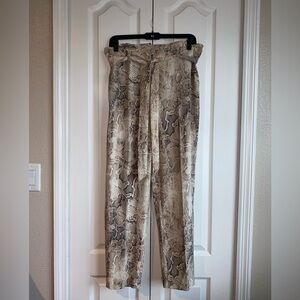 Vintage, White House Black Market, Brown snakeskin print in a Women’s Size 10.